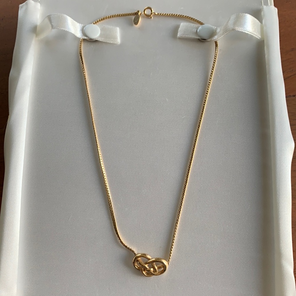 Avon Gold Tone Knot necklace approx. 15”